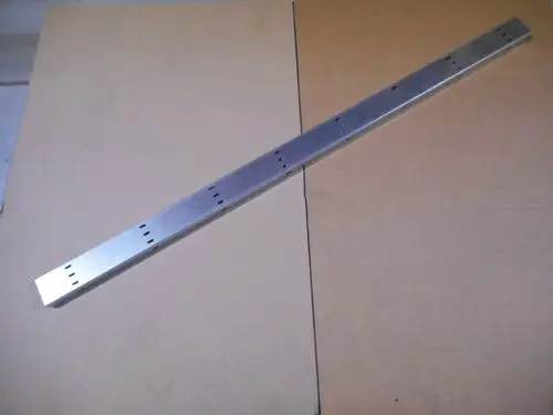 Aluminiumprofil mit mehreren Befestigungslöchern, möglicherweise für Kabelverlegung oder -management, liegend auf einer flachen Oberfläche, von Remeha.